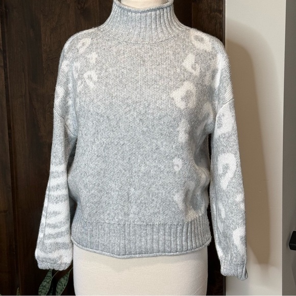 Nine West mock neck dropped sweater animal print Women’s Size M grey and white - Picture 1 of 6